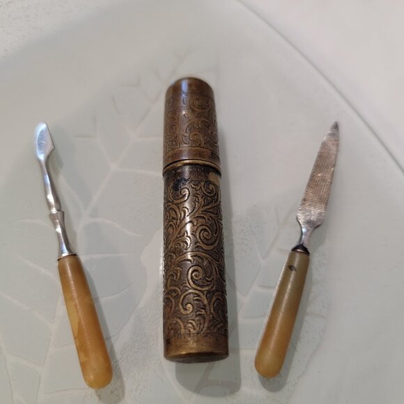 Whimsical Gold Colored Manicure Case and 2 Pieces 1930s - Picture 3 of 5